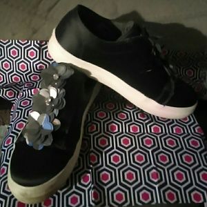 Woman's tennis shoes